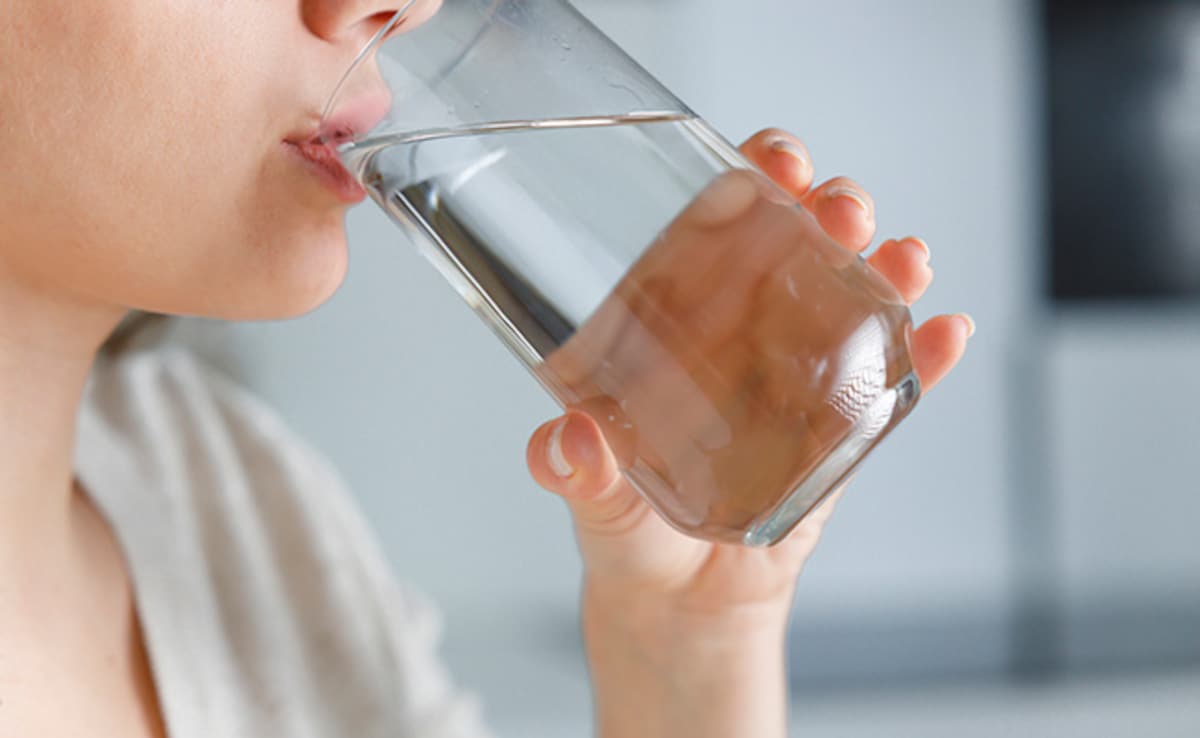 Personne buvant un verre d'eau