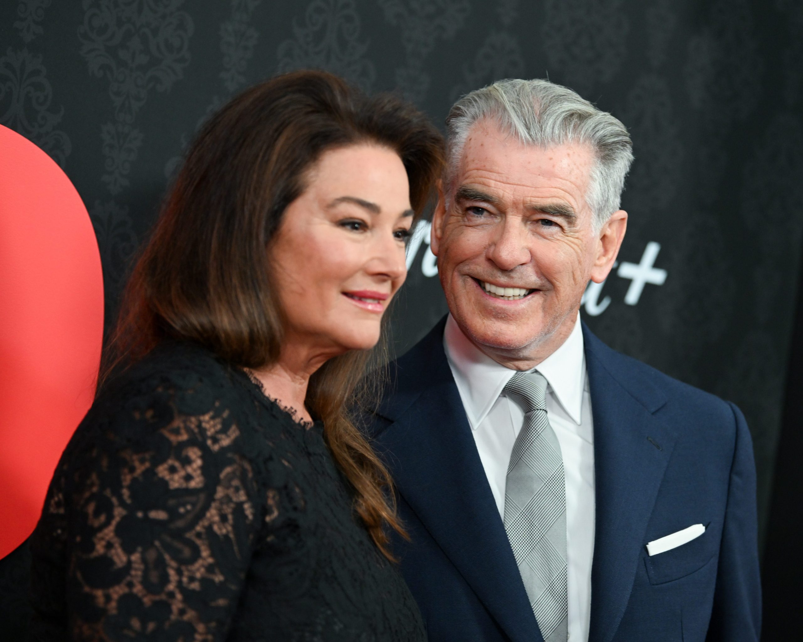 Pierce Brosnan et Keely Shaye Smith souriants lors d'un événement