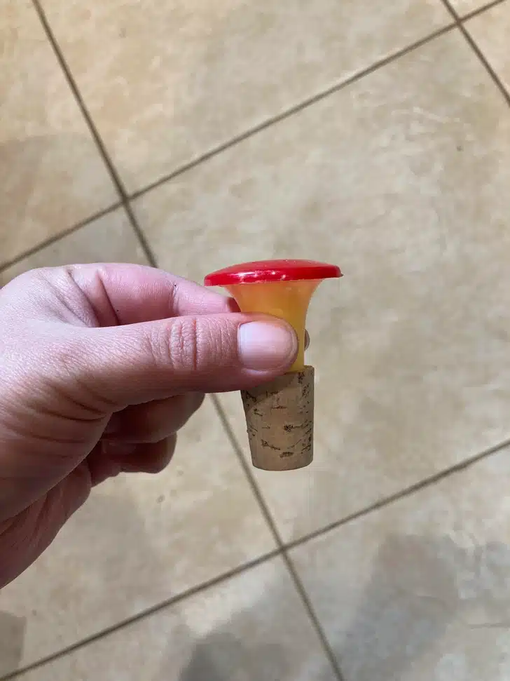 Objet en plastique coloré aux formes arrondies