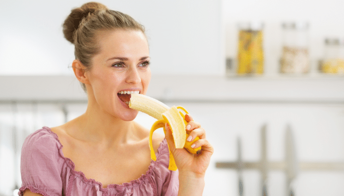 Bananes sur fond blanc