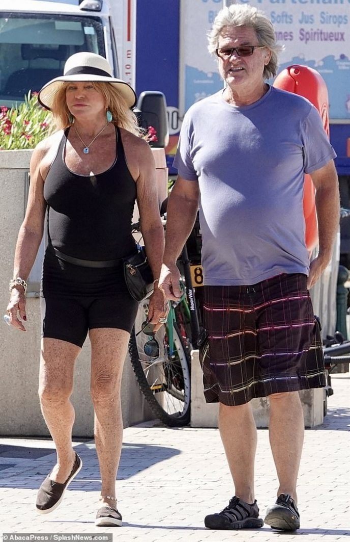 Le couple main dans la main lors d'une promenade décontractée