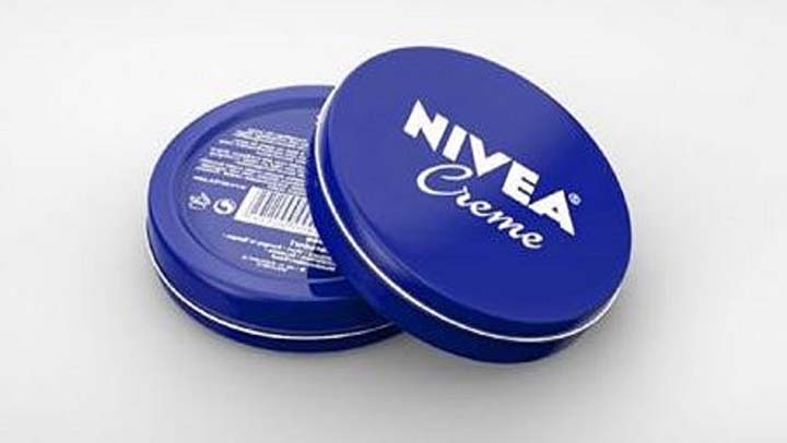 Pot de crème Nivea entouré d'accessoires beauté