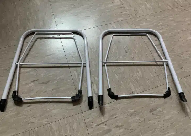 Petites pièces métalliques pivotantes