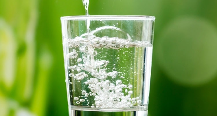 Personne buvant de l'eau pour prévenir les crampes