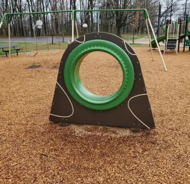 Structure verte tournante sur aire de jeux