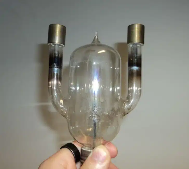 Objet en verre ressemblant à une ampoule