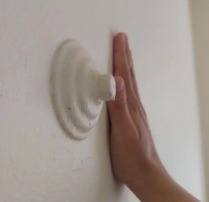 Protubérance métallique dans un mur