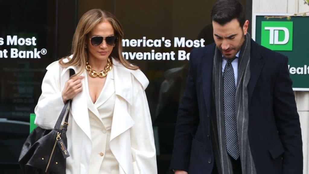 Jennifer Lopez et Brett Goldstein sur un plateau de tournage