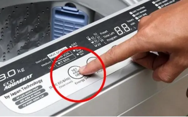Femme réglant sa machine à laver