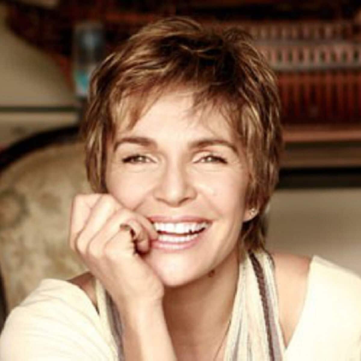 Véronique Jannot souriante