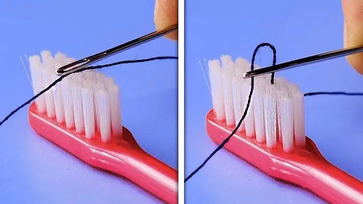 Utilisation d'une brosse à dents pour enfiler une aiguille