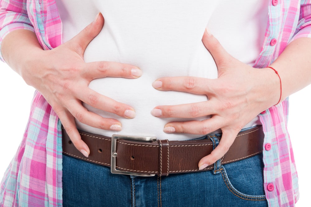 Femme avec douleur abdominale