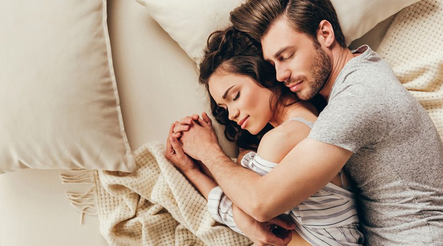 Couple en position de la petite cuillère