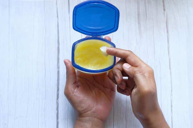 Femme appliquant de la vaseline
