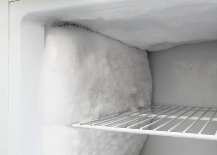 Couche de givre dans un congélateur