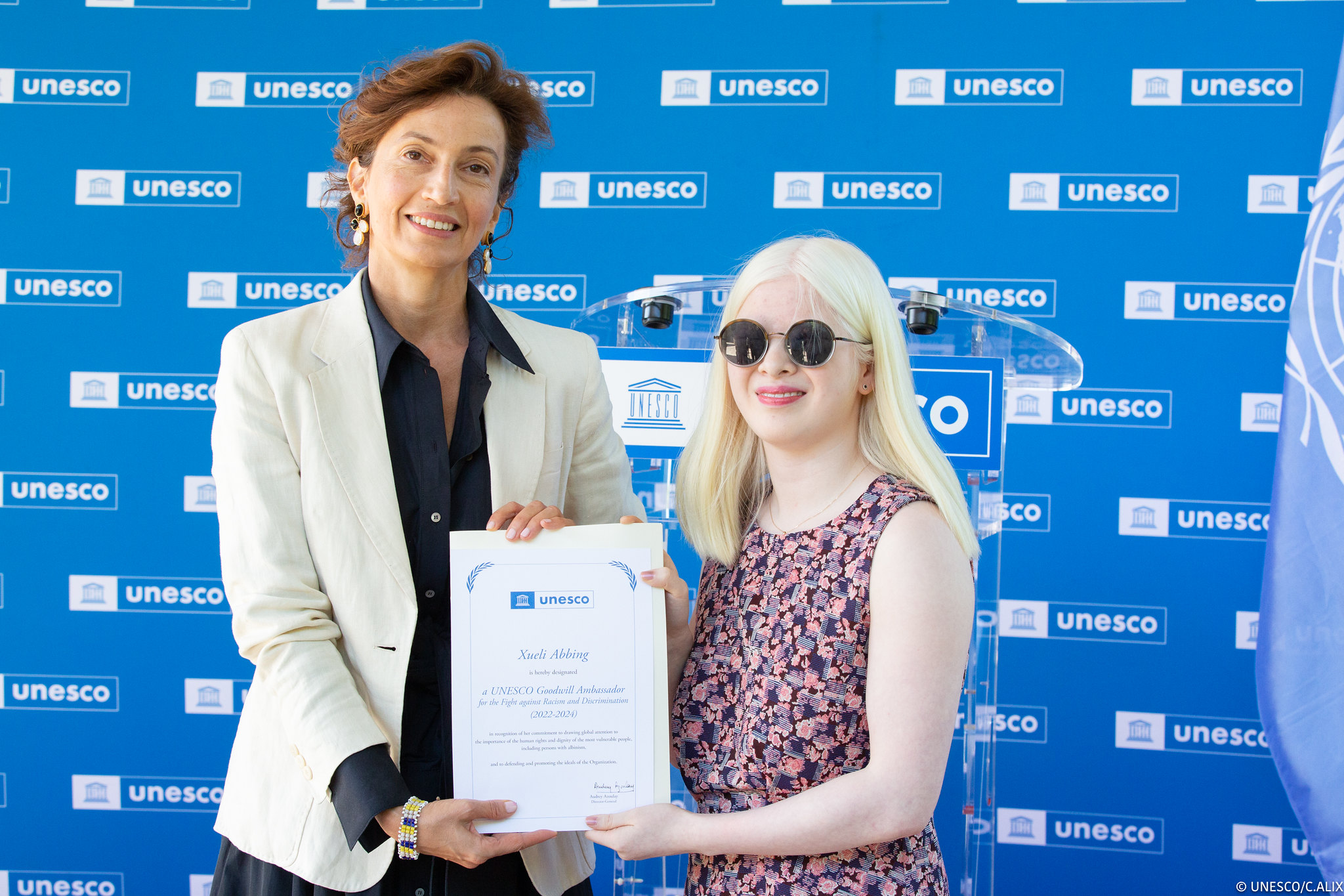 Portrait artistique de Xueli, visage illuminé