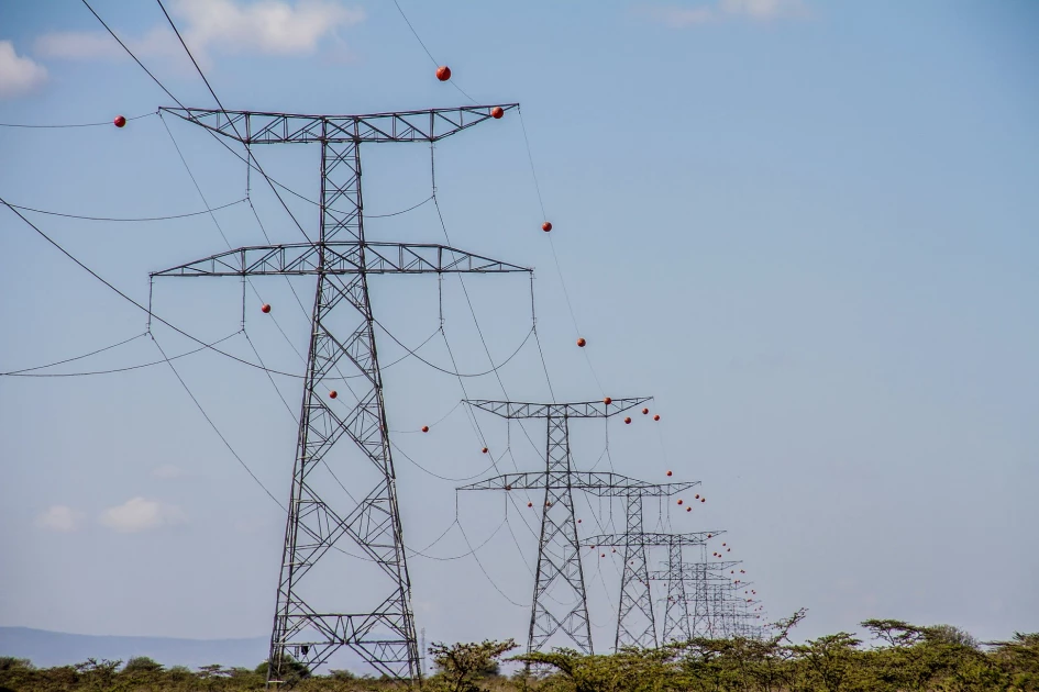 Gros plan sur des boules de balisage orange et blanches sur fond de ciel bleu