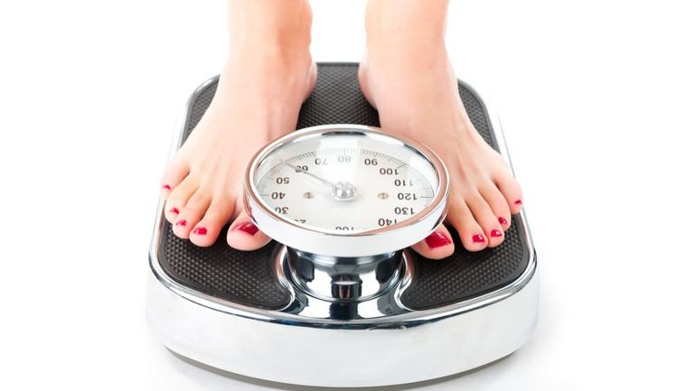 Personne mesurant des aliments avec une balance