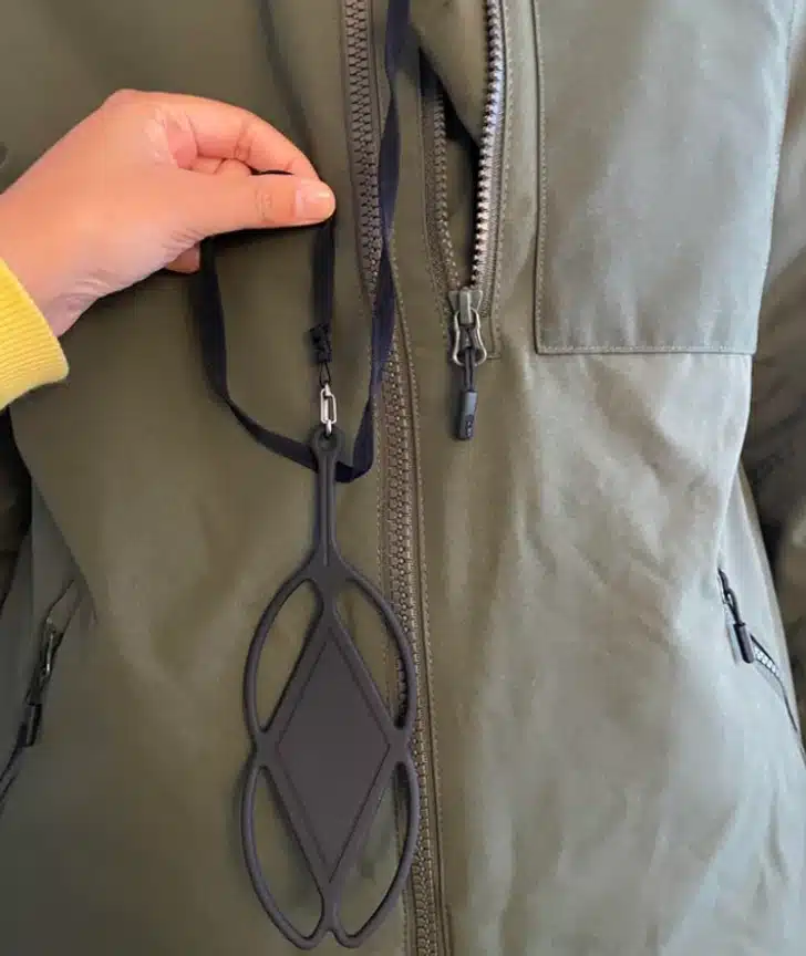 Cordon avec pièce noire dans une veste