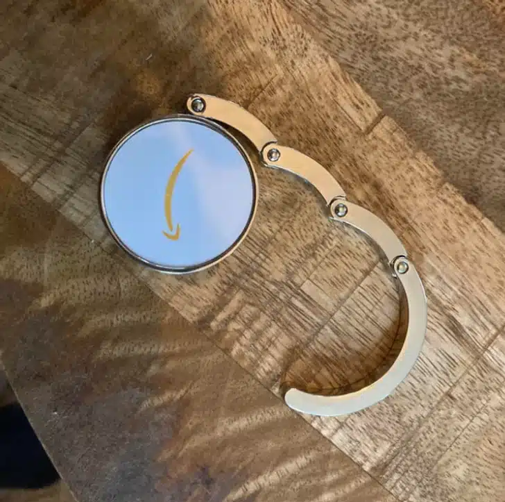 Petit crochet métallique