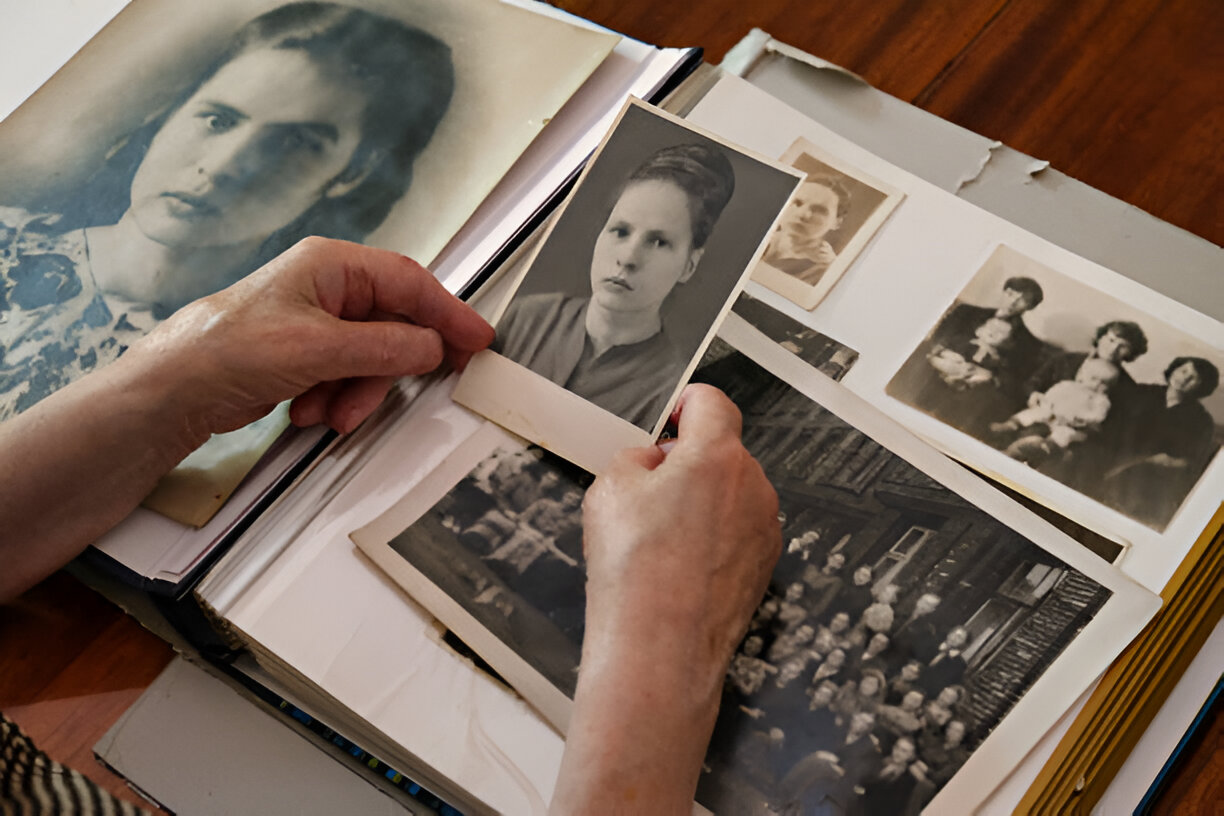 Vieilles photos de famille étalées