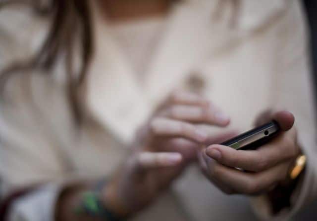 Femme au téléphone avec expression émotive