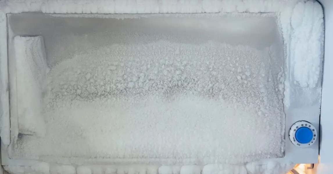 Congélateur recouvert de givre nécessitant un dégivrage