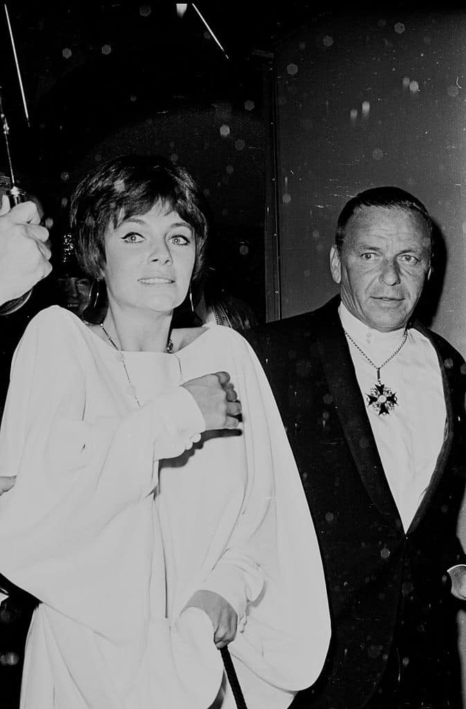 Jacqueline Bisset souriante