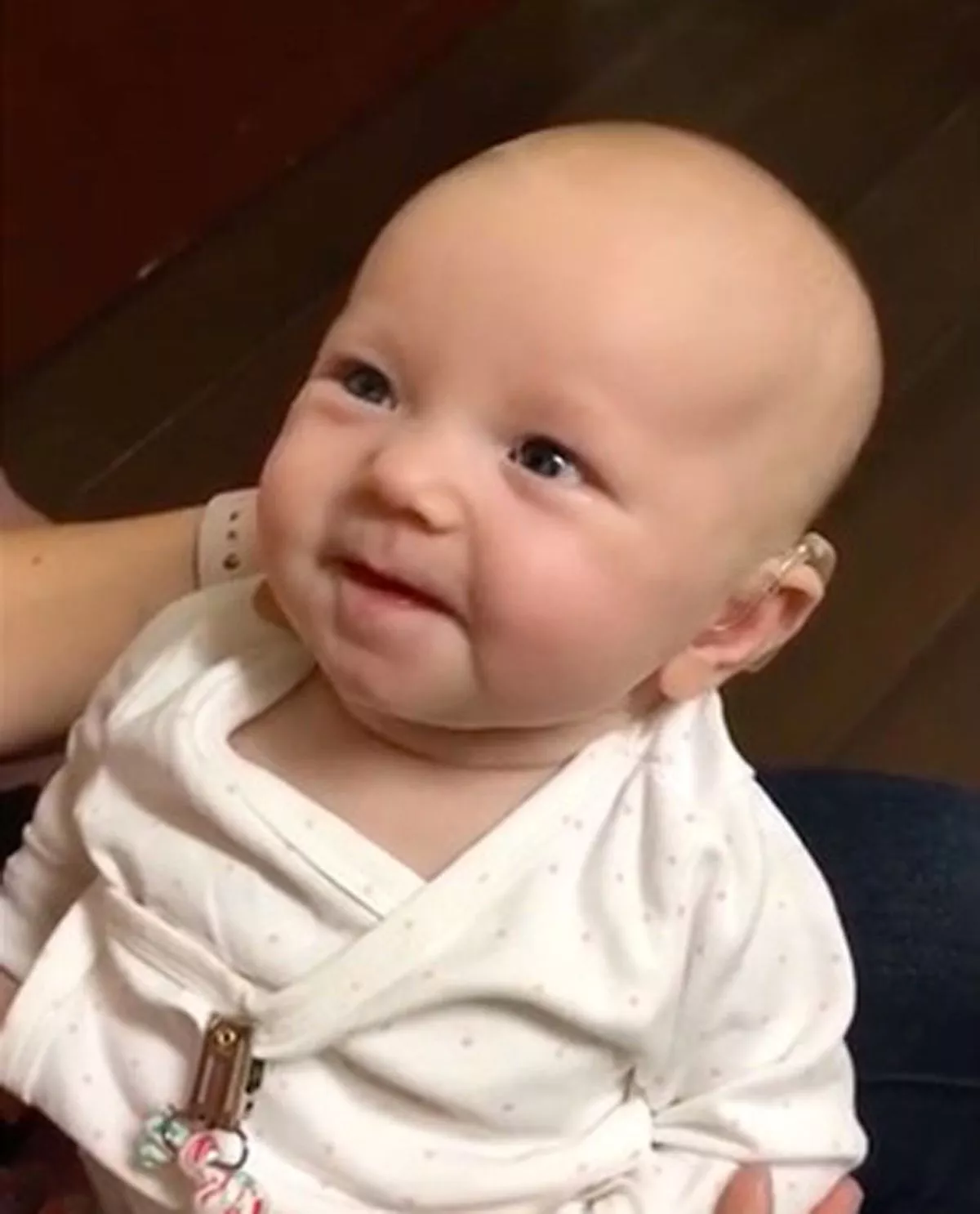 Bébé fille sourde réagissant avec émotion à la voix de sa mère