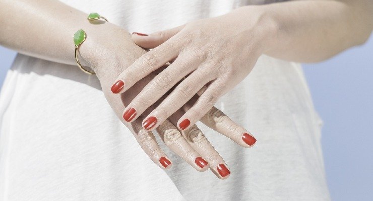 Application de la crème sur les rides des mains et du visage