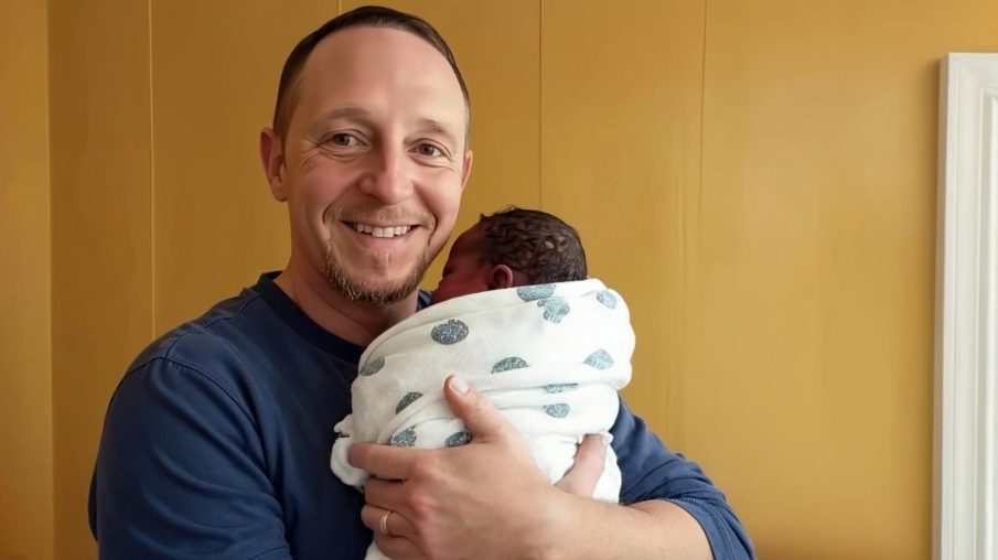 Couple regardant leur nouveau-né avec perplexité