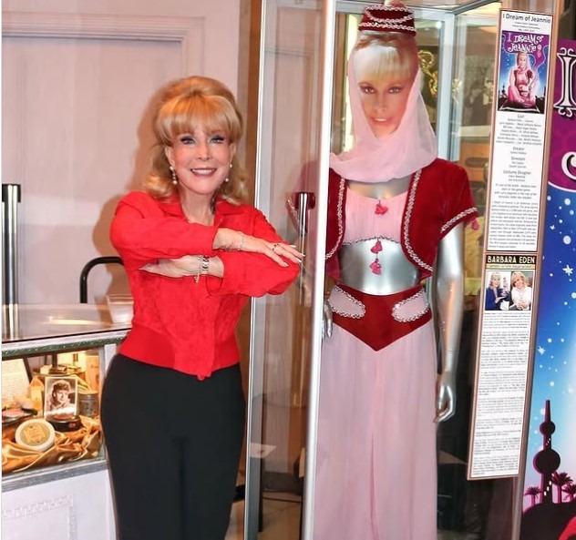 Barbara Eden récente, participant à une émission culinaire