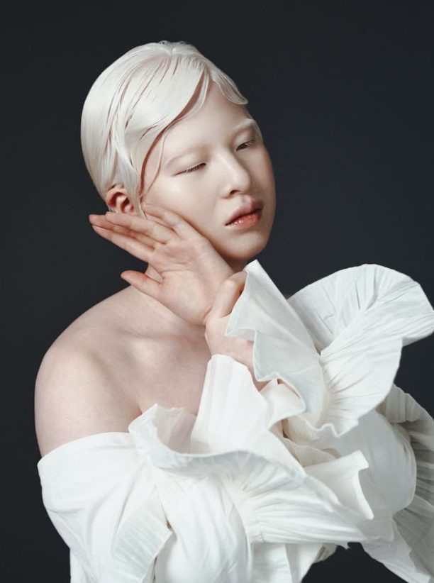 Xueli, jeune femme albinos, posant avec une beauté singulière