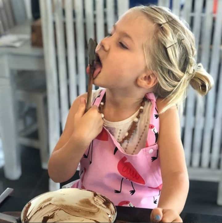 Mère et fille partageant un moment complice