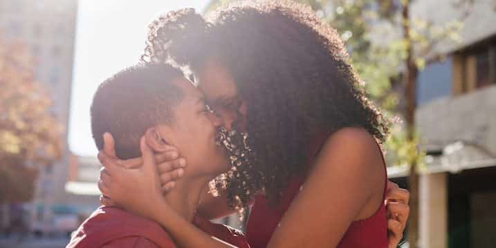 Couple serein s'embrassant tendrement