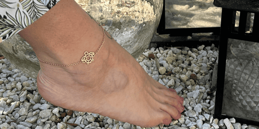 Illustration questionnant le port du bracelet à la cheville gauche ou droite