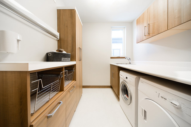 Buanderie où une femme plie du linge