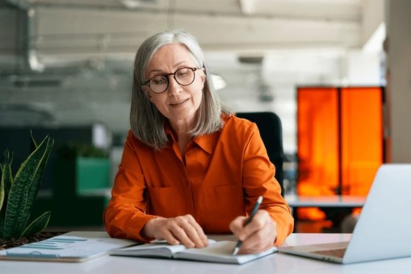 Femme âgée utilisant un ordinateur