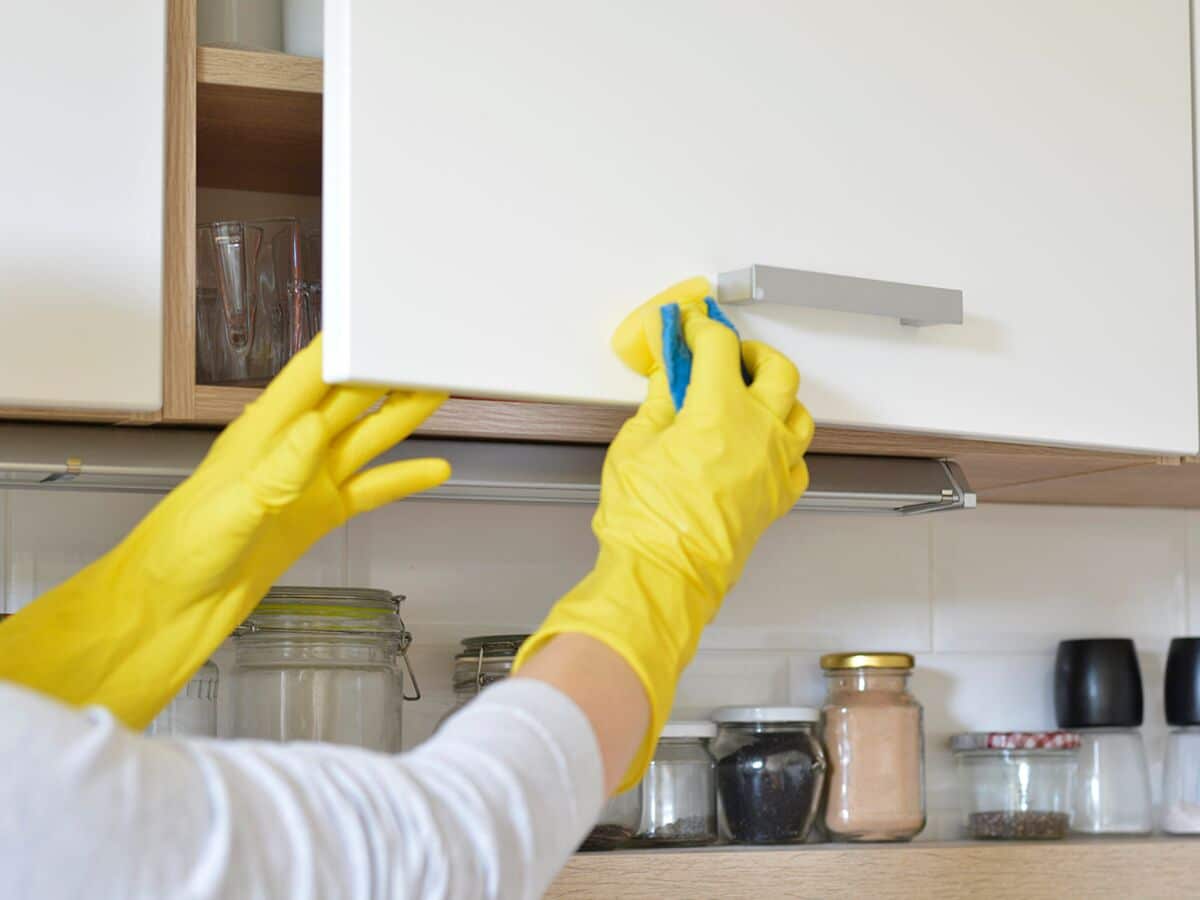 Nettoyage des placards de cuisine