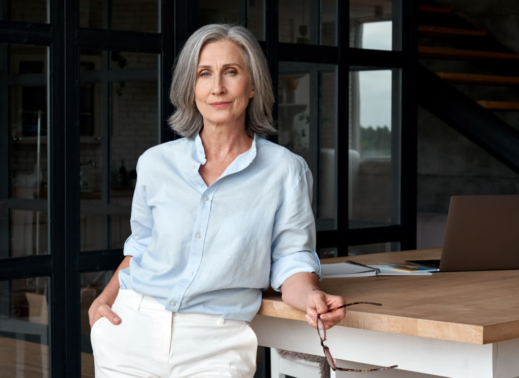 Femme cadre de 60 ans, style professionnel