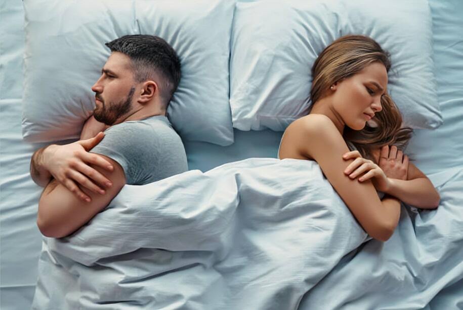 Couple dormant sans se toucher
