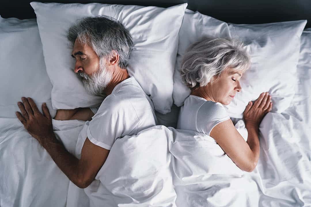 Couple d'âge mûr dormant ensemble