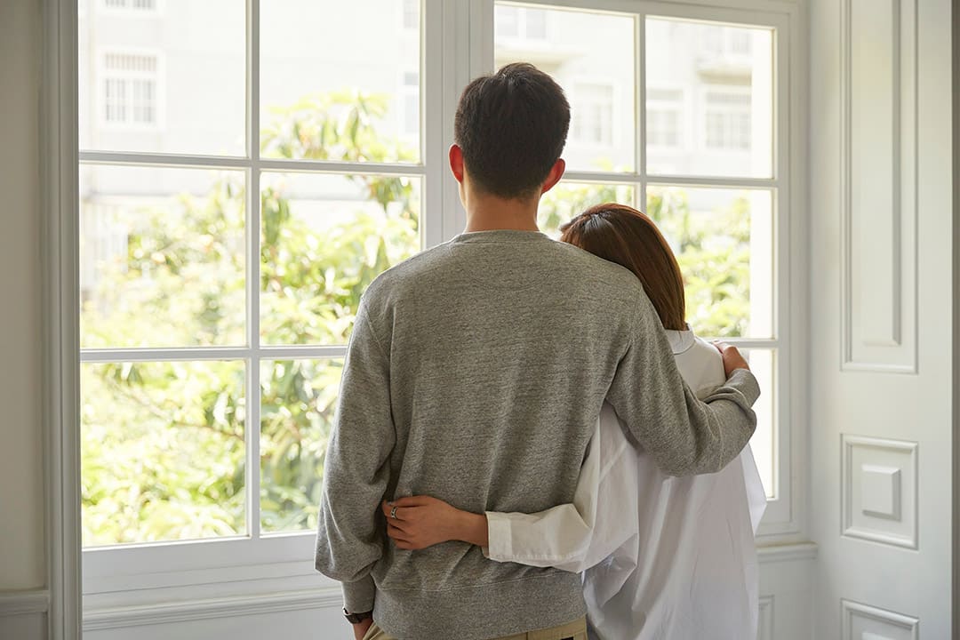 Couple contemplant un paysage