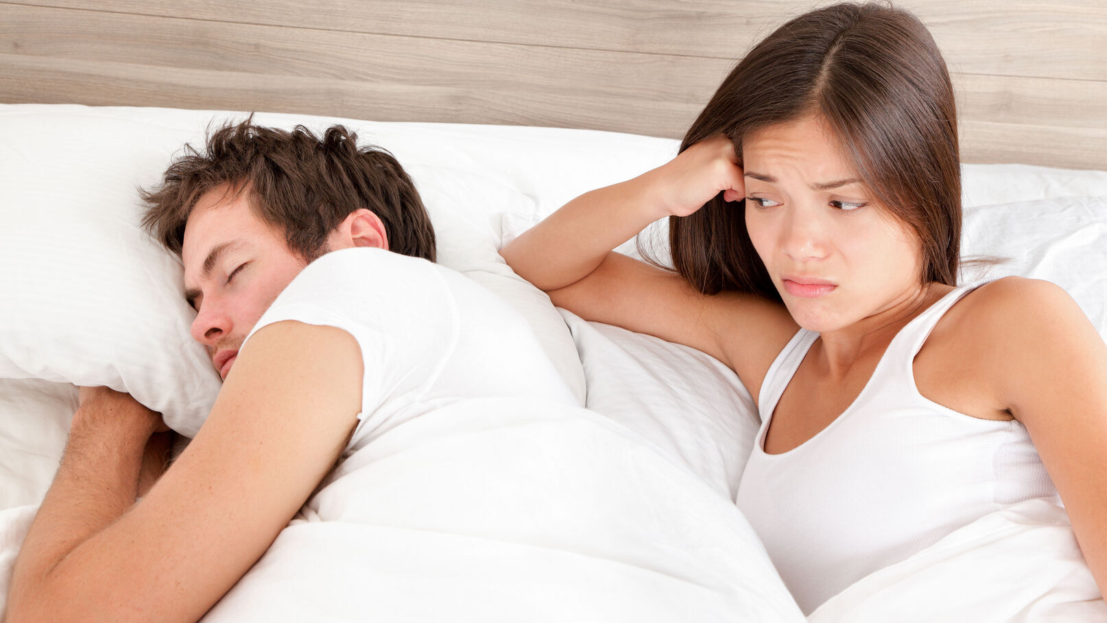 Couple assis dos à dos, montrant une distance physique