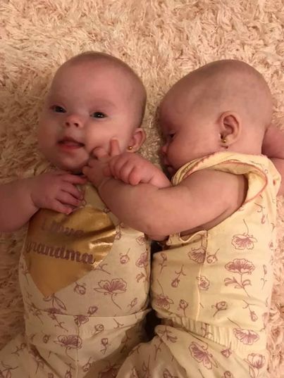 Les deux sœurs, Lily et Chloé, échangent un regard complice lors d'une séance photo