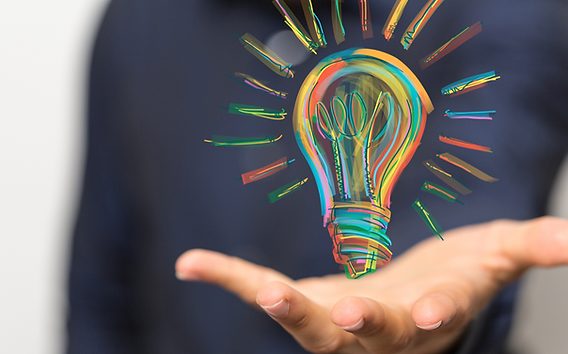 Détail des mains des trois femmes montrant la présence d'une alliance