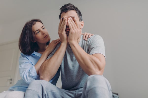 couple se soutenant dans un moment difficile