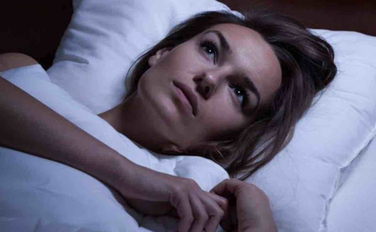 Personne en pleine réflexion nocturne