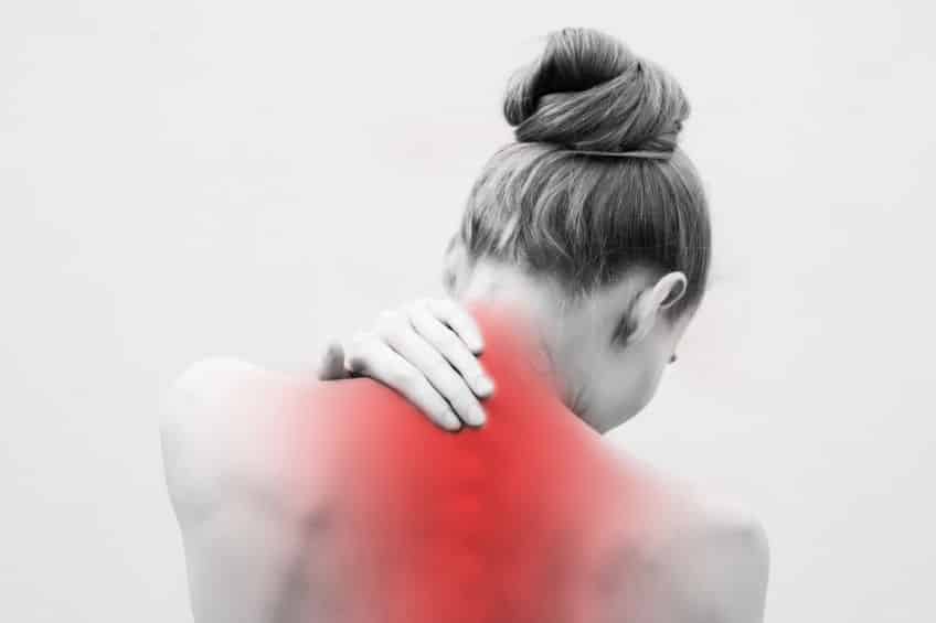 Femme massant son haut du dos