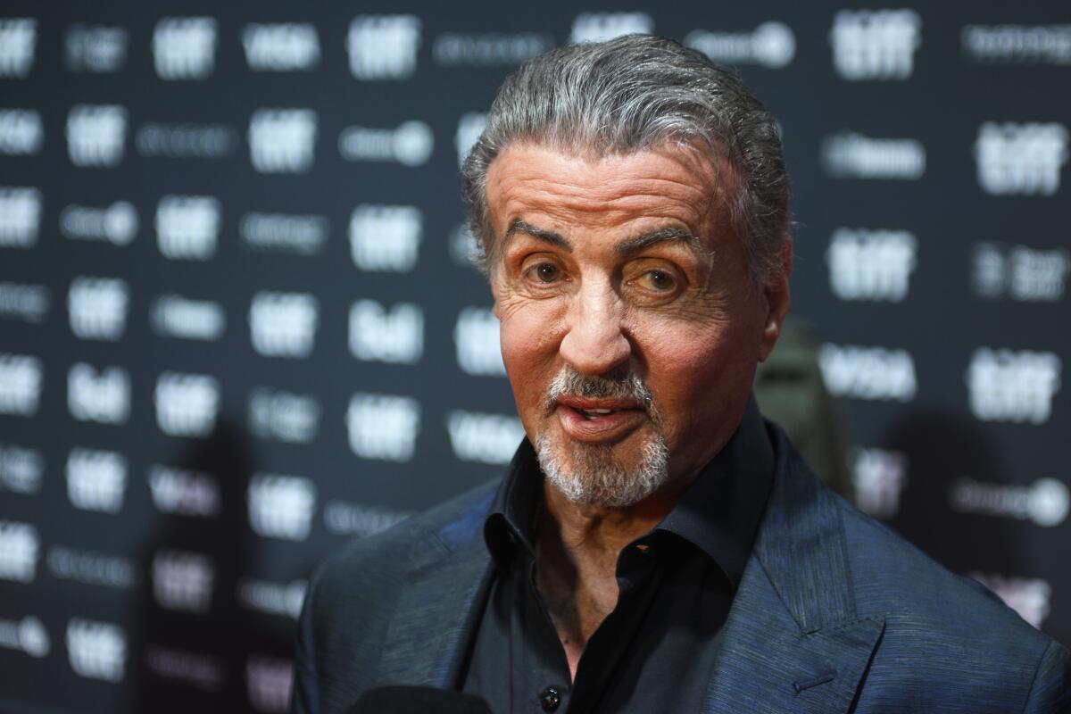 Stallone inspirant, visage marqué par l'expérience